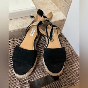 Black Steve Madden 1 inch platform sandals size 8